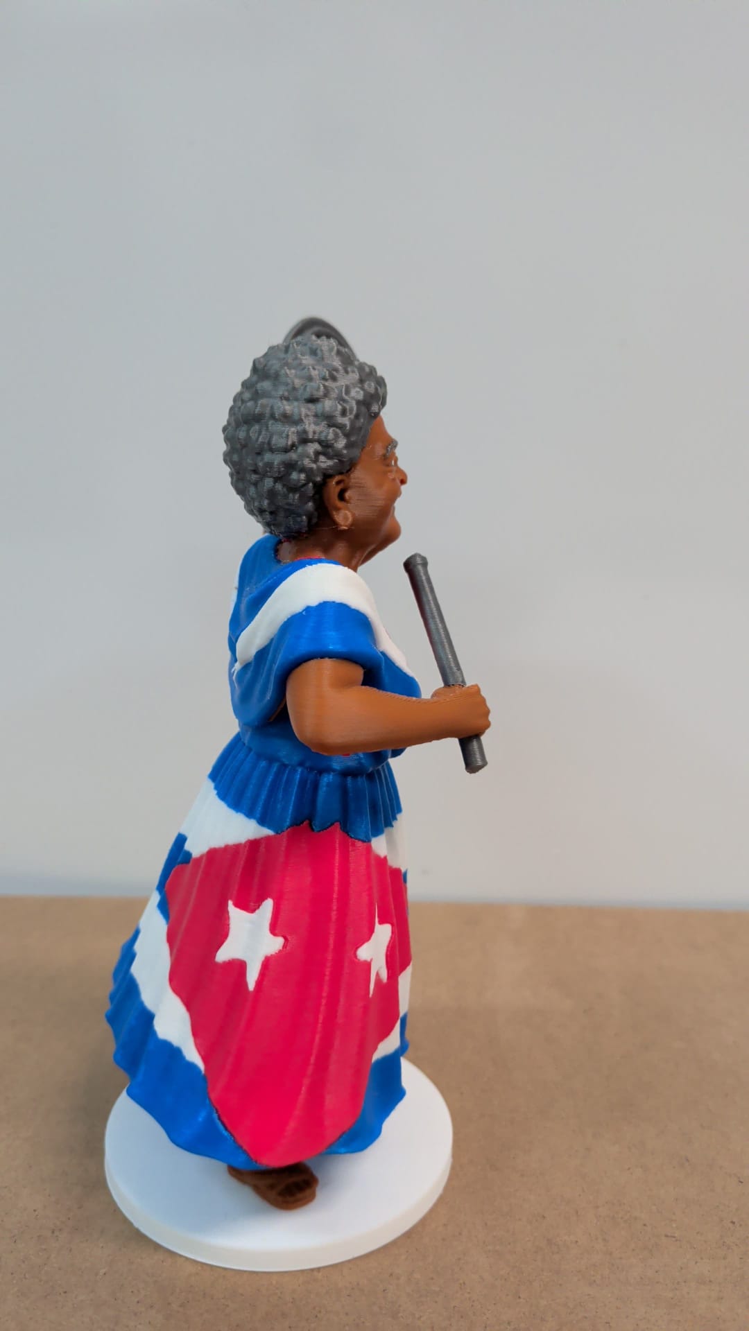 Cuban Crafts Old Cuban woman